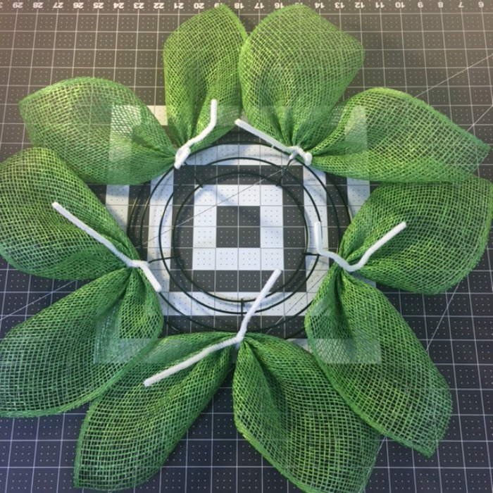 Attach all your green leaves to make the daisy wreath / Grillo Designs www.grillo-designs.com