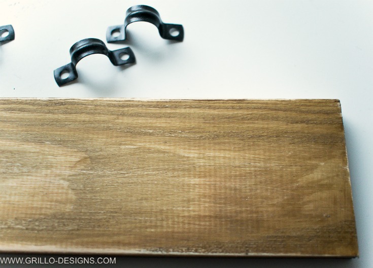 sanding wood to make a diy utensil rack holder /grillo designs www.grillo-designs.com