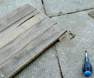 How To Make a Wooden Pallet Side Table • Grillo Designs