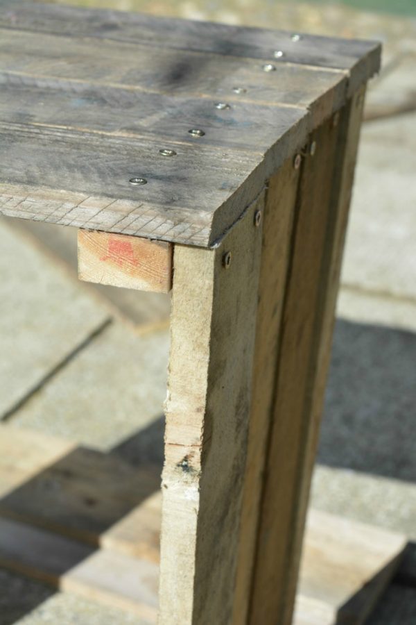 How To Make a Wooden Pallet Side Table • Grillo Designs