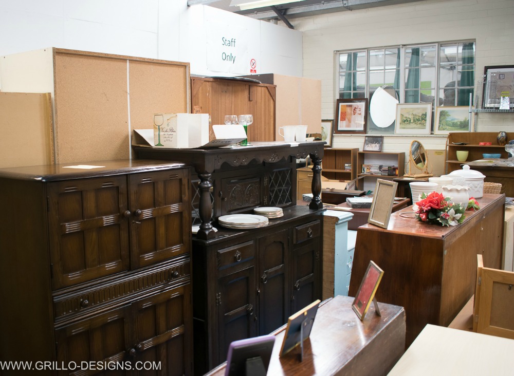 Choosing a mid century dresser makeover at the Emmaus uk store / Grillo Designs WWW.GRILLO-DESIGNS.COM