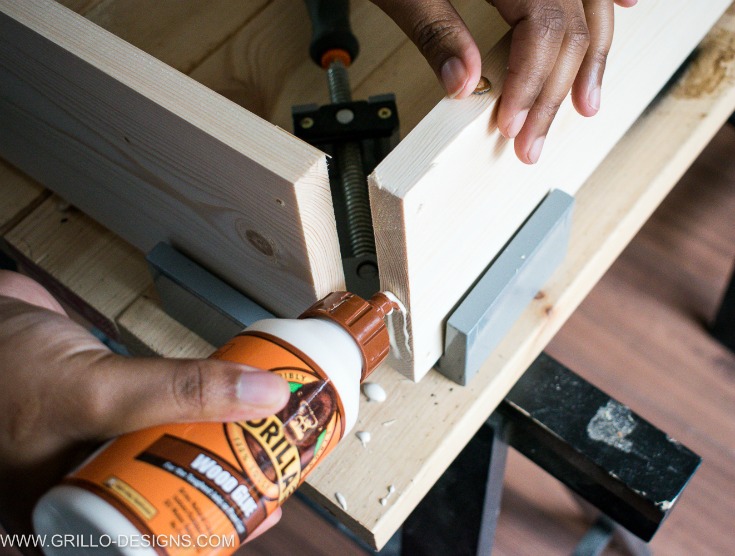 joining wood with clamps and wood glue