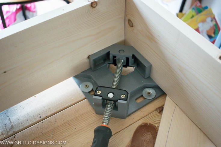 Use an angle clamp to build a diy under bed storage box / Grillo Designs www.grillo-designs.com