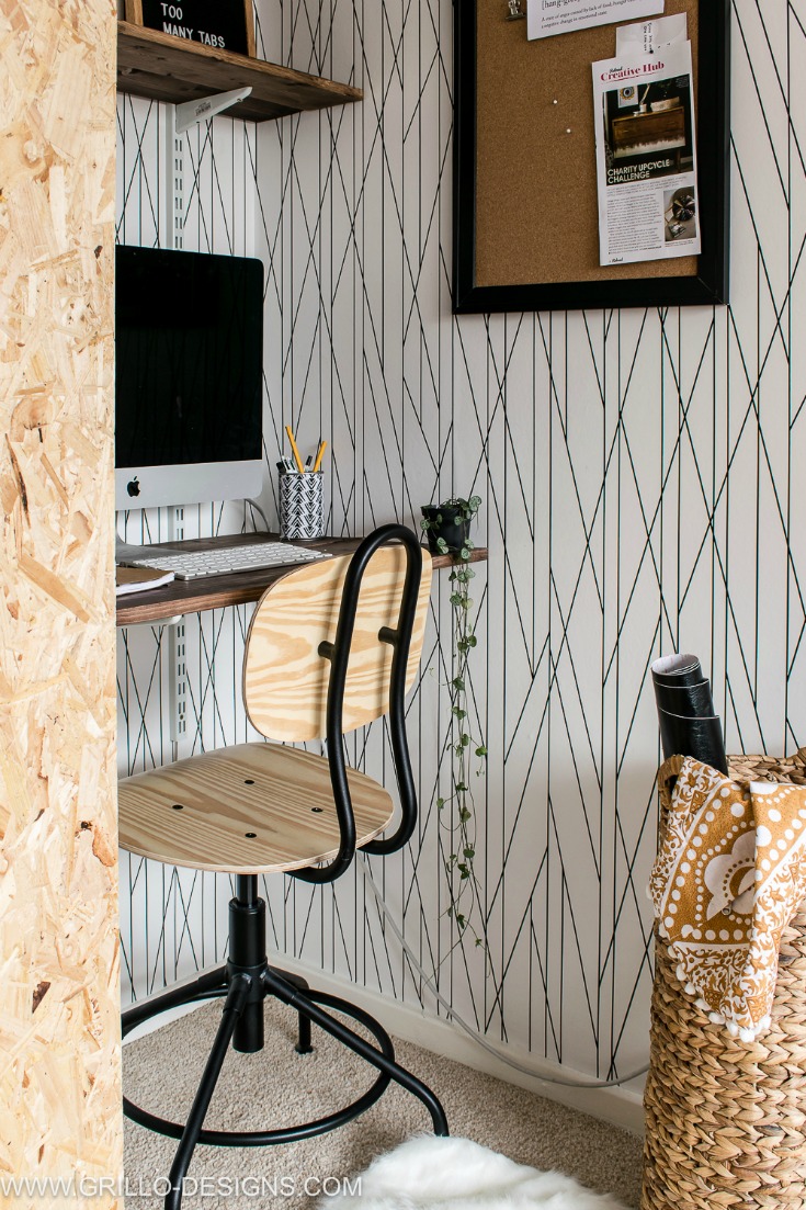 Mini office space in small bedroom makeover. Work space nook in bedroom / Grillo Designs www.grillo-designs.com