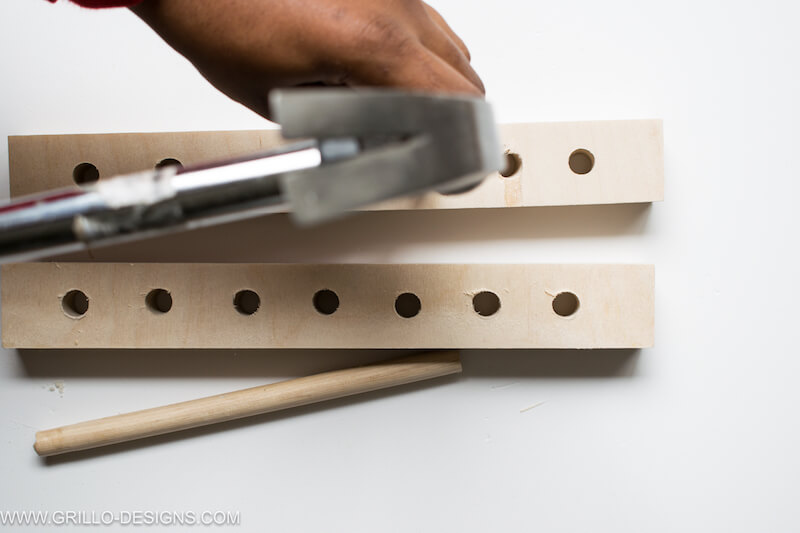 DIY PLATE RACK: Hammer the wooden dowels into the doles / grillo designs