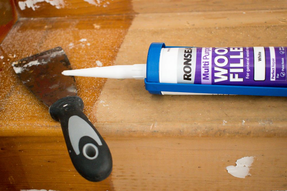 Image of ronseal wood filler and putty knife